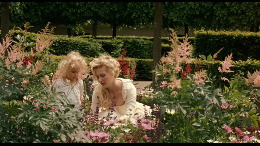 Marie Antoinette e le Petit Trianon, ricrea lo stile del film in giardino |  BLOSSOM ZINE BLOG
