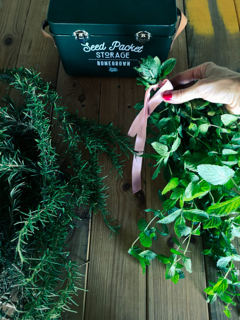 Come far essiccare le erbe aromatiche per poi regalarle a Natale ( idea low cost )