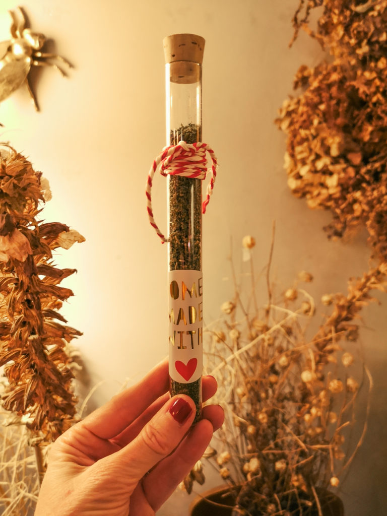 Come far essiccare le erbe aromatiche per poi regalarle a Natale ( idea low cost )