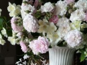 Come creare un bouquet di fiori romantici ispirato a Constance Spry