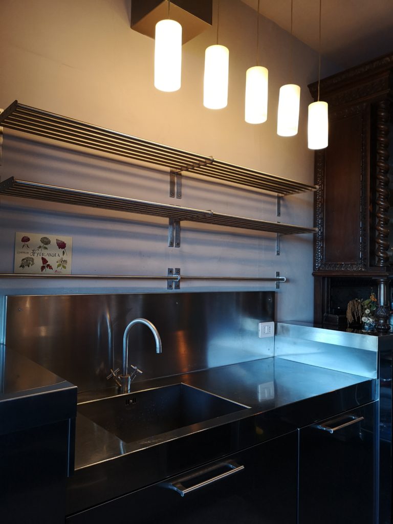 le mensole dell'ikea in cucina 