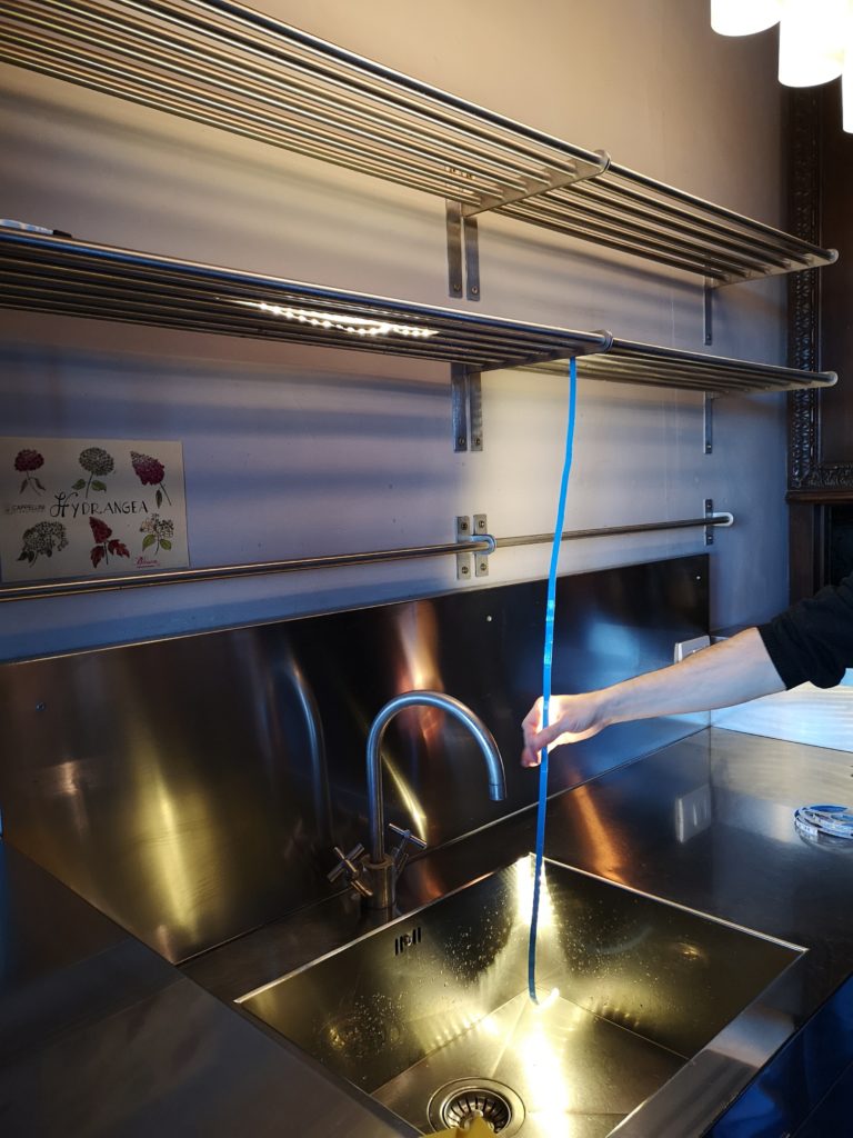 Come arredare con le luci Led le mensole in cucina