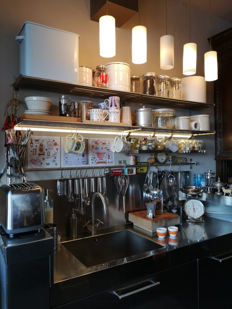 Come arredare con le luci Led le mensole in cucina