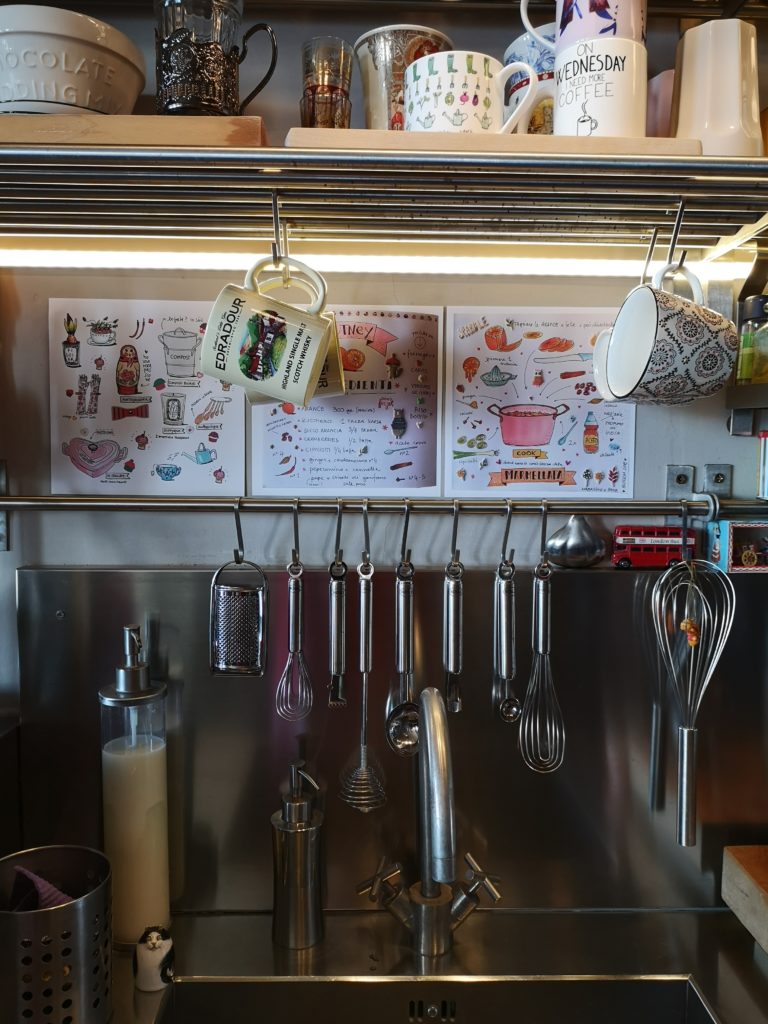 Come arredare con le luci Led le mensole in cucina +  stampe disegni a mano 