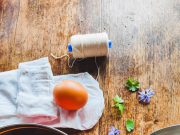 Come tingere con le bucce di cipolla le uova per Pasqua