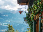 Il balcone fiorito con vista sulle montagne